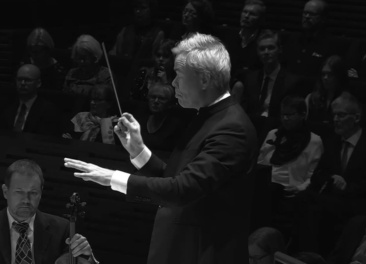 Kuvassa RSO:n ylikapellimestari Hannu Lintu johtamassa keskittyneenä orkesteria.