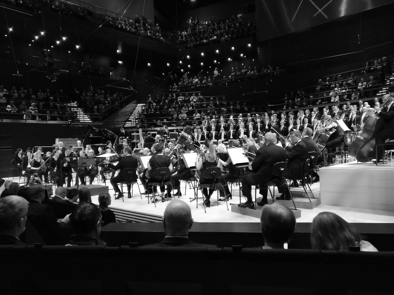 Yleiskuva Musiikkitalon lavalle. Orkesteri ja Polyteknikkojen Kuoro odottavat kapellimestarin saapumista.