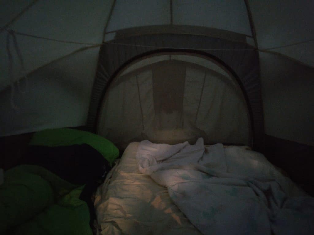 Oviaukolta otettu kuva teltan peräseinästä. Tila näyttää suurelle, mutta kyse on silti kahden hengen teltasta.