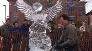 Bill Murrayn esittämä hahmo tekemässä jääveistosta leffassa Päiväni murmelina.